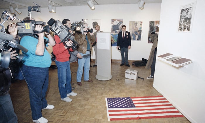 Dread Scott, What is the proper way to display a US flag, 1988